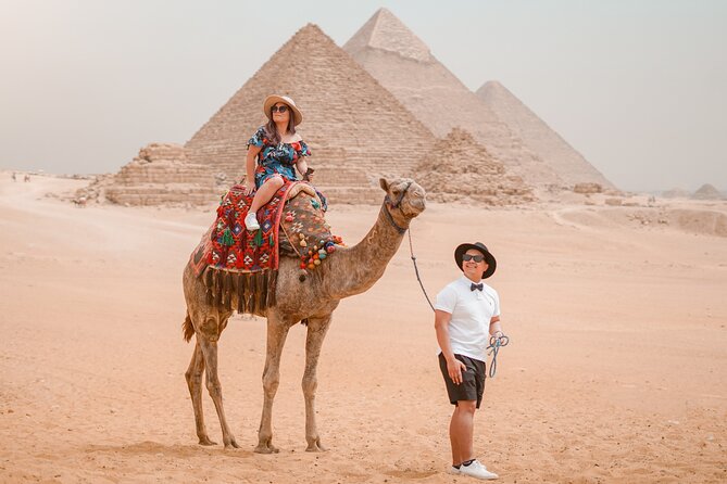 2 hrs Unique Photo session (PhotoShoot) at the Pyramids of Giza - The real value: photos that look like you planned them