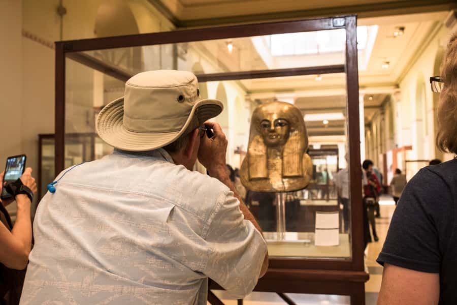 Cairo: Egyptian Museum, Pyramids & Bazaar Tour - Hotel pickup, the AC van, and getting to the Giza Plateau