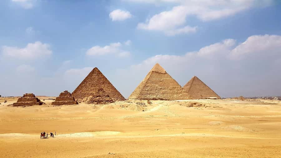 Cairo: Giza Pyramids, Memphis, Saqqara Private Tour & Lunch - Giza Plateau with a guide, not a chaos map