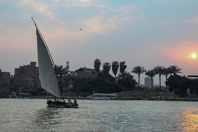 Cairo: Nile Dinner Cruise with Show & Shared Transfer - Views and atmosphere: using the Nile lights to your advantage