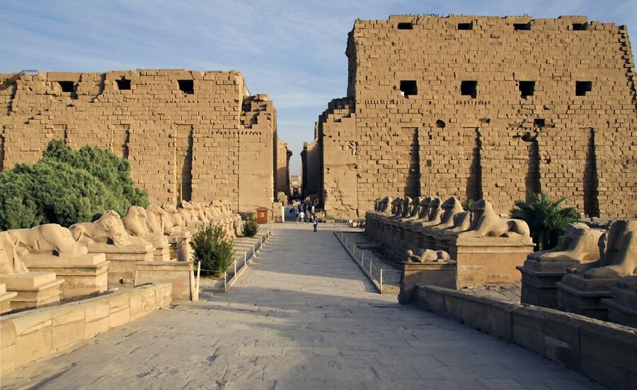 Cairo: Private Luxor Day Tour with Entrance fees by Flights - Lunch and felucca: your reset between temple zones