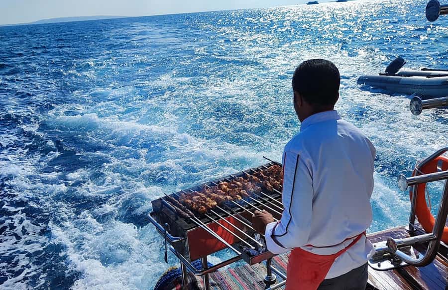 Cairo to Red Sea: VIP Yacht Cruise, Snorkeling & Lunch - What to bring and what you can rent at the marina