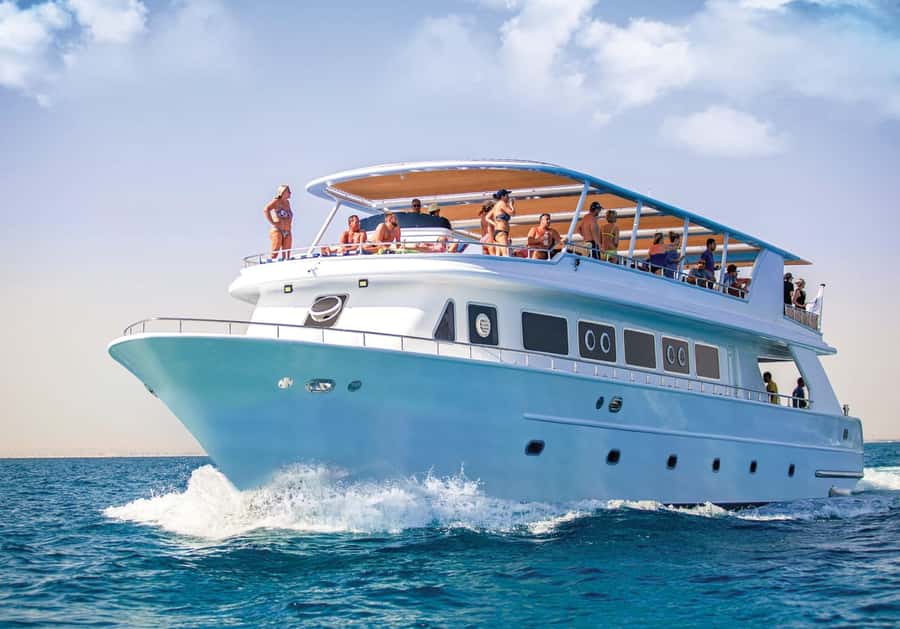Cairo to Red Sea: VIP Yacht Cruise, Snorkeling & Lunch - Getting to the reef: what makes Jabal el Sakka the point