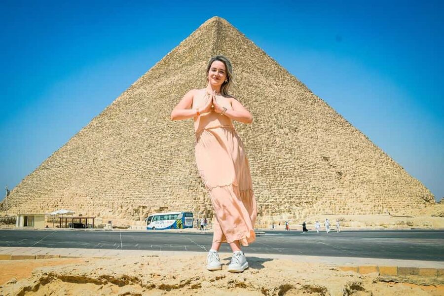 Discover Cairo: Pyramids, Museum & Sphinx Tour from Hurghada - Giza Plateau essentials: pyramids, Valley Temple, and the Sphinx up close