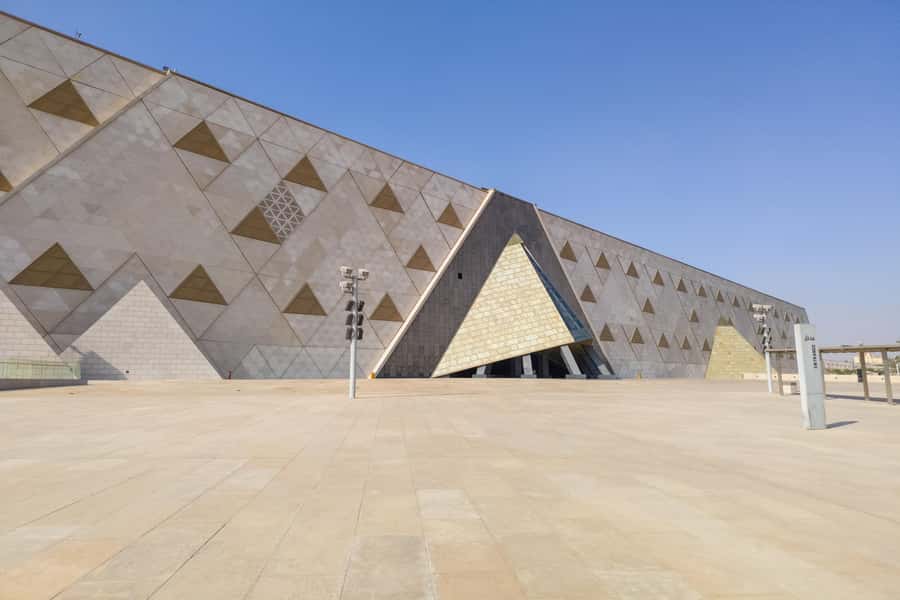 From Hurghada: Grand Egyptian Museum Pyramids Cairo Day Trip - Lunch in Giza: refuel before GEM’s museum sprint