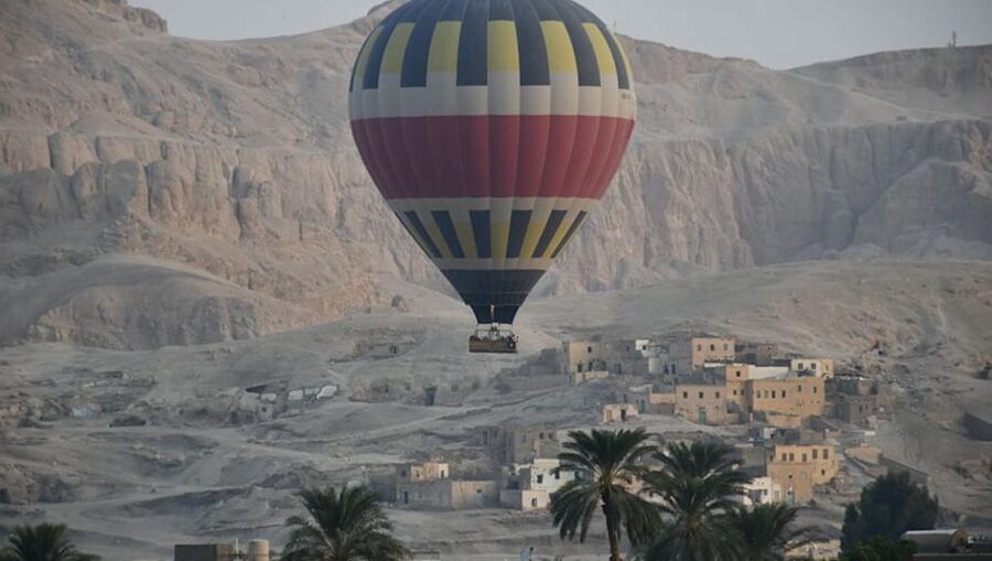 From Hurghada: Luxor Private Guided Day Tour with Lunch - Hatshepsut’s Mortuary Temple at Deir el-Bahari
