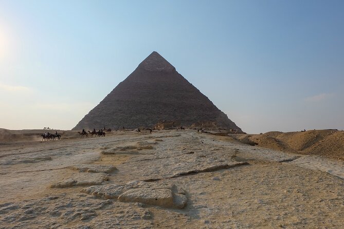 Full-Day Tour to Giza Pyramids, Memphis, and Saqqara with lunch - What to notice at Giza when your guide points and explains