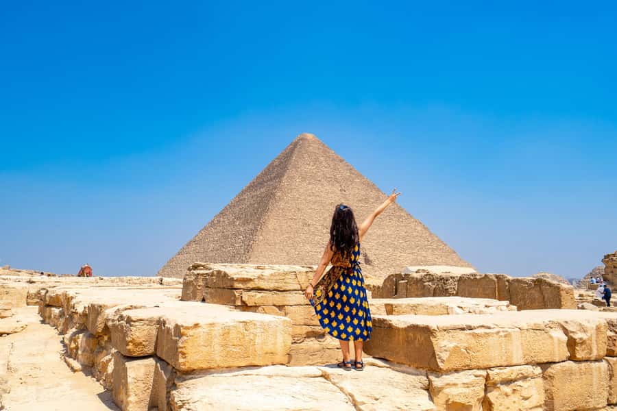 Hurghada: Cairo Pyramids, Sphinx, Museum & Bazaar Day Tour - Giza Plateau First Stop: Seeing Khufu’s Great Pyramid Without Rushing