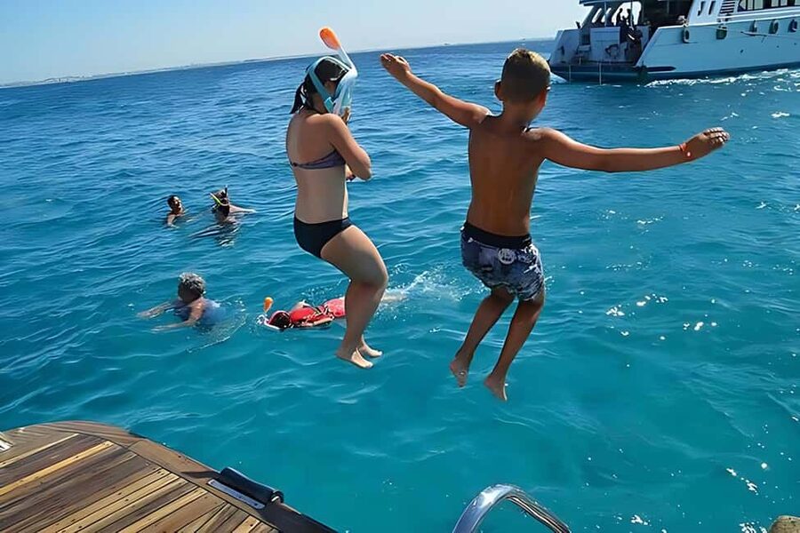 Hurghada: Dolphin Watching Boat Tour with Snorkeling & Lunch - How Public Beach Number 9 Works, and What the Day Feels Like