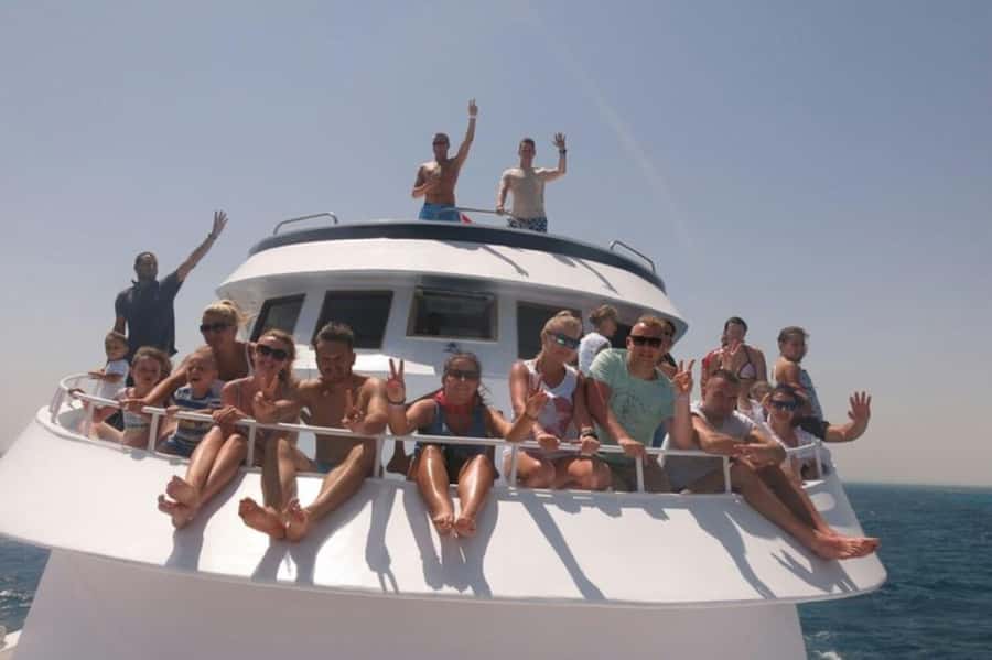 Hurghada: Full-Day Scuba Diving Tour with 2 Sites and Lunch - How the staff makes or breaks your first underwater session
