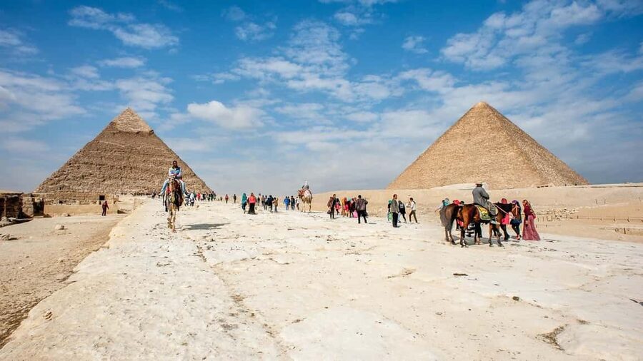 Hurghada: Full-Day Tour to Cairo by Plane with Egyptologist - Khan el-Khalili bazaar time: souvenirs and street energy without the pressure