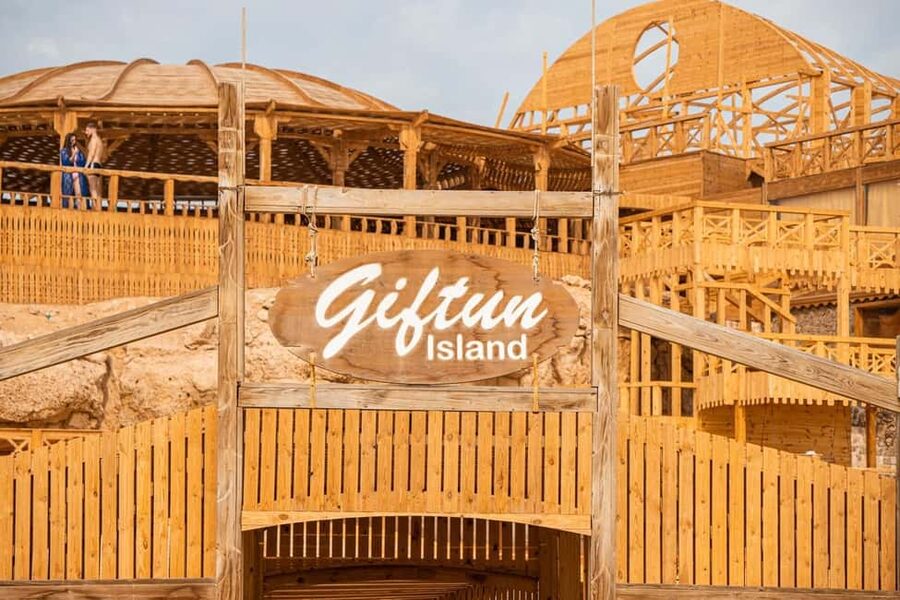 Hurghada: Giftun Island with breakfast, lunch & Water Sports - Guides, non-swimmers, and the feel of the group day