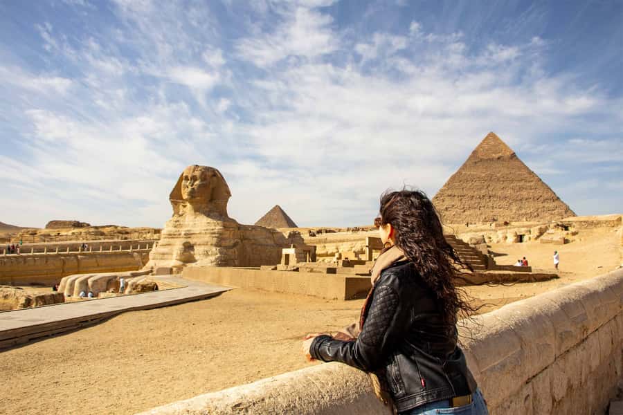 Hurghada: Giza Pyramids, Sphinx, Museum & Old Souq Day Trip - Lunch in Cairo: included, local, and energy-saving