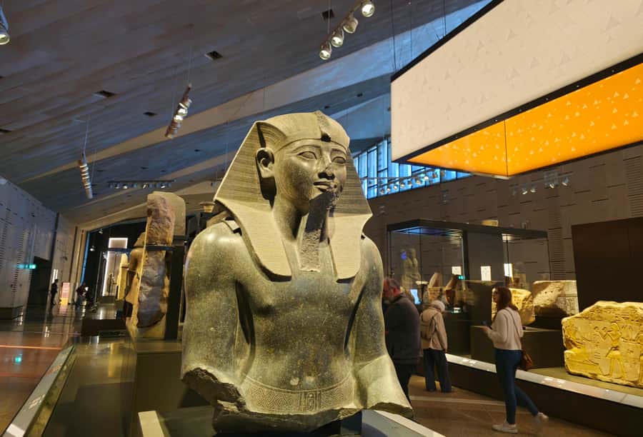 Hurghada: Grand Egyptian Museum, Pyramids & Sphinx Day Tour - Sphinx and Valley Temple of Khafre: the smaller stops that add meaning