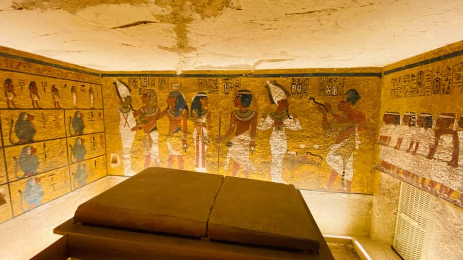 Hurghada: Luxor Tour with Valley of Kings, Karnak & Tut Tomb - Small-group pace, bottled perks, and the staff that makes it work
