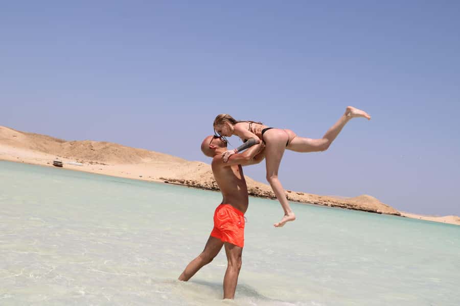 Hurghada: Orange Bay Island with breakfast, lunch & watersports - Water rides on the itinerary: banana boat or sofa ride