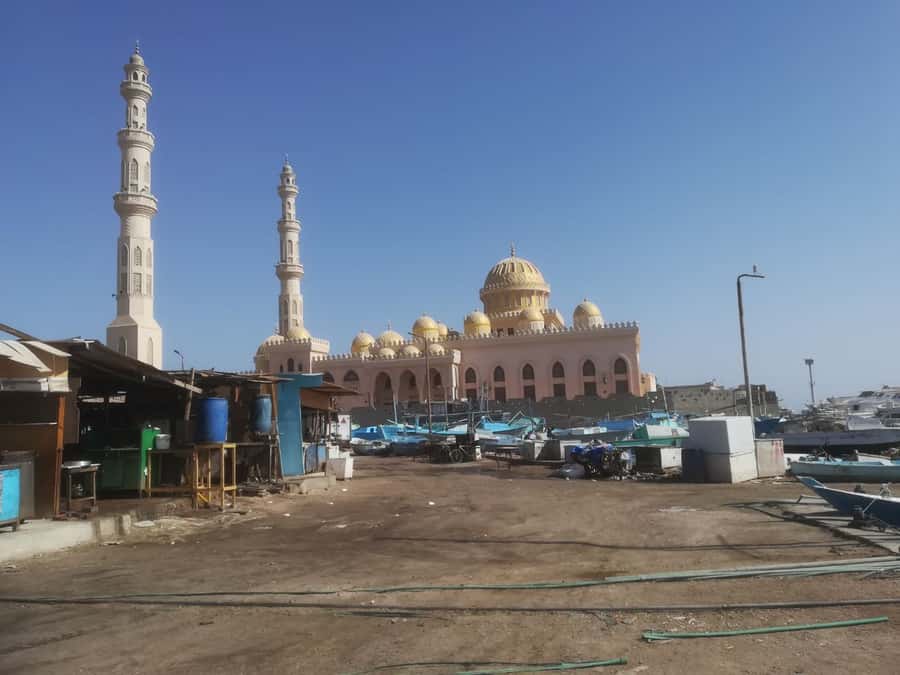 Hurghada: Private Guide City Tour & Shopping Stop - Shopping stop in local bazaars: buy smarter, not louder