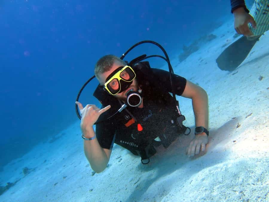 Hurghada: Scuba Diving cruise with lunch & pickup - First reef stop at Abu Ramada or Small Giftun Island