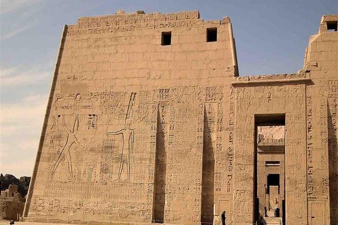 Luxor Day Tour: Valley of Kings & Queens & Hatchepsut Temples - Hatshepsut at Deir el-Bahari: the temple that feels like a scene