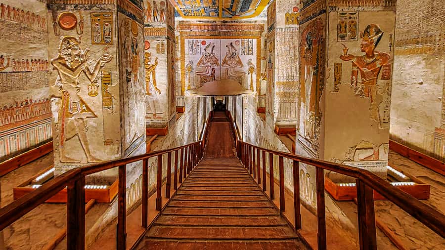 Luxor: Medinet Habu, Deir el-Medina & Valley of Queens Tour - Guide quality, and what names you might run into