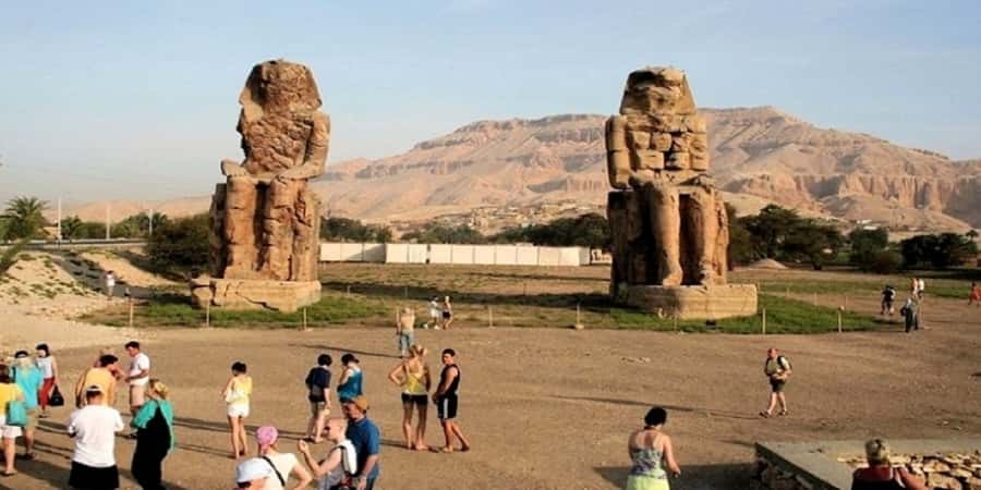 Luxor: Valley of the Kings and Queens Guided Tour with Lunch - Colossi of Memnon: a big photo moment with an acoustic legend