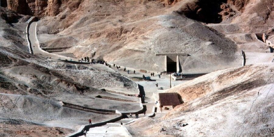 Luxor: Valley of the Kings and Queens Guided Tour with Lunch - Transportation and comfort: the reality of a desert day