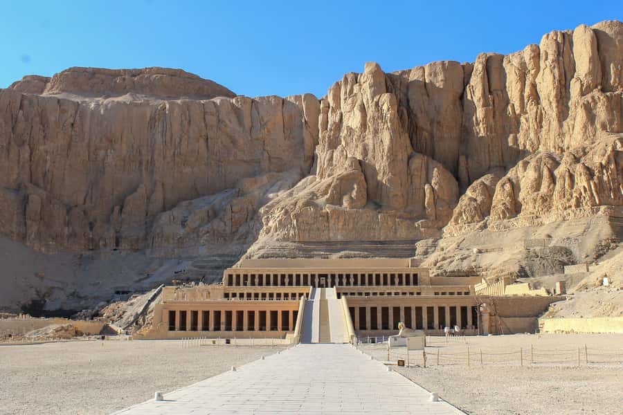 Makadi Bay: Luxor Highlights & King Tut Tomb Full-Day Tour - The Nile crossing and boat time: a pleasant pause, watch the tip vibe