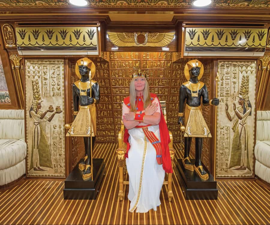 Marsa Alam: Nefertari Sunset/Morning Cruise & Snorkeling - Costume and throne photos: fun, but plan for upsells