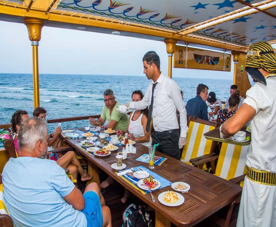 Marsa Alam: Nefertari Sunset/Morning Cruise & Snorkeling - Food on board: included seafood meal, with real dietary options