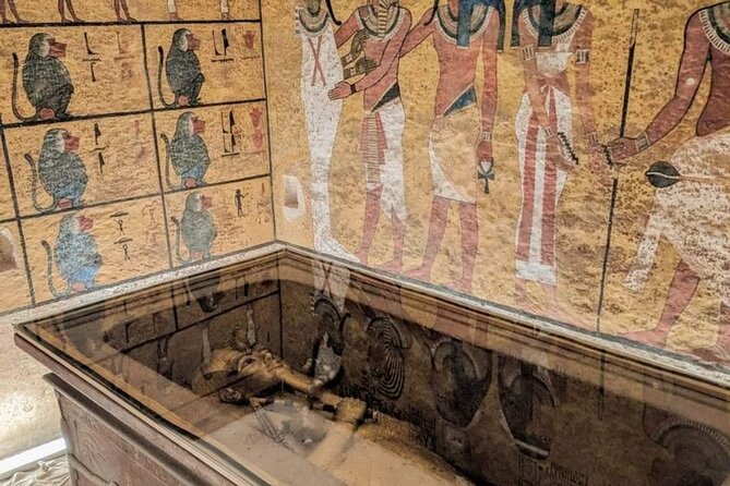 Privat tour:Giza Pyramids, lunch ,Saqqara,Memphise, Dinner Cruise - Stop 1: Giza Pyramids, Sphinx, and the Valley Temple of Chefren