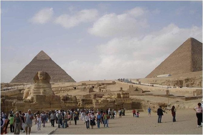 Private Tour: Pyramids of Giza Memphis Saqqara with Lunch - Giza Plateau: pyramids, the classic photo moment, and the Sphinx