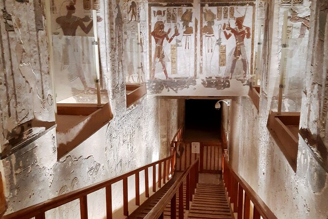 Private tour West Bank Luxor, Valley of the Kings, temples, lunch - Colossi of Memnon: the quick finale that still lands